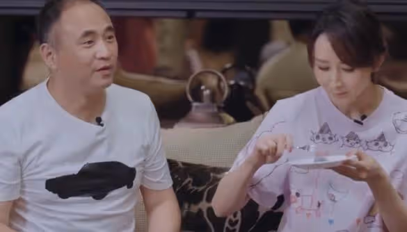 43歲胡靜現身路邊大排檔,素麵朝天閒逛無人識,穿6000裙子似少女