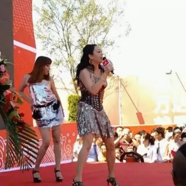 鍾麗緹被曝內地小縣城商演 穿珠光短裙賣力演唱