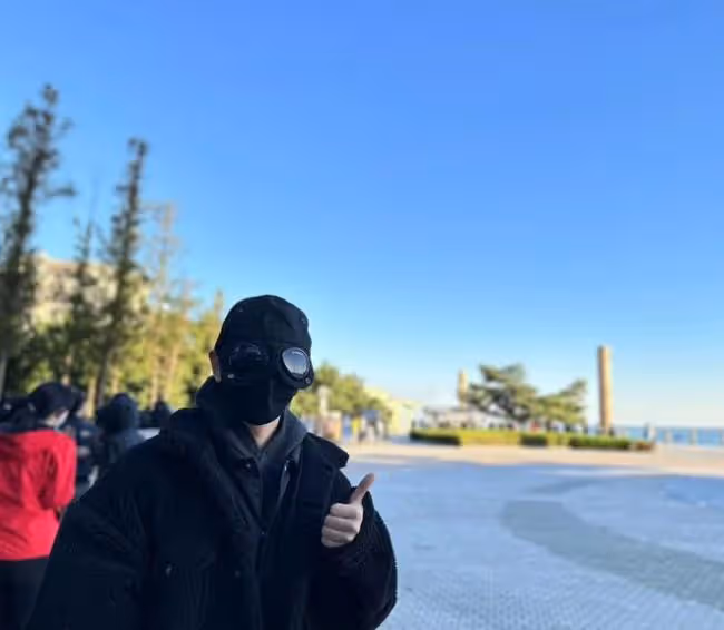 黃曉明低調排隊做核酸 戴面具全副武裝無人識