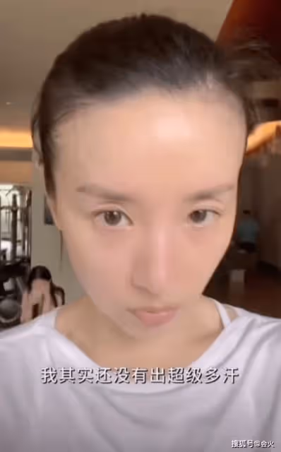 42歲董潔空中倒立秀細腰 穿運動內衣一身肌肉