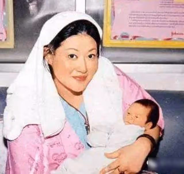 撇下滿月兒子辭世!女星遺孤「王菲經紀人幫忙收養」 長大後「五官有媽媽的神韻」感謝養母恩情:絕不進演藝圈