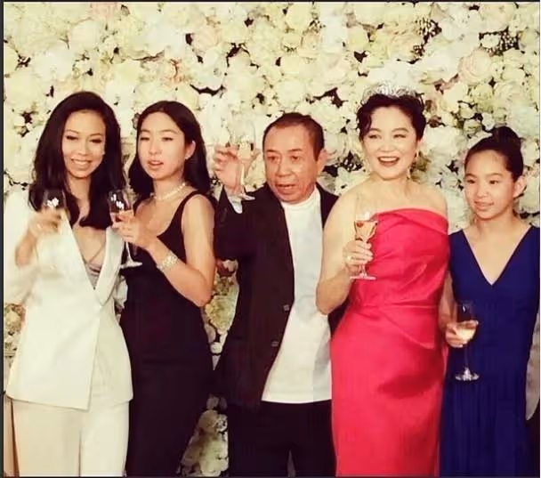 上有百億家產!林青霞女兒被拍到當服務生「端茶倒水沒架子」 不求名利靠自己「曝正臉清秀面容」