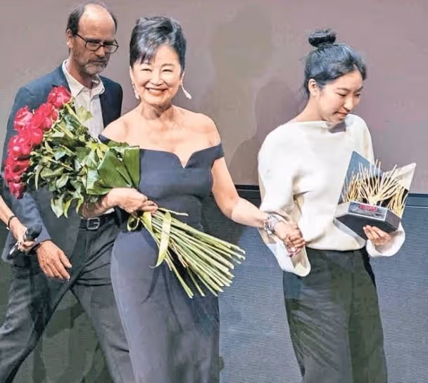 上有百億家產!林青霞女兒被拍到當服務生「端茶倒水沒架子」 不求名利靠自己「曝正臉清秀面容」