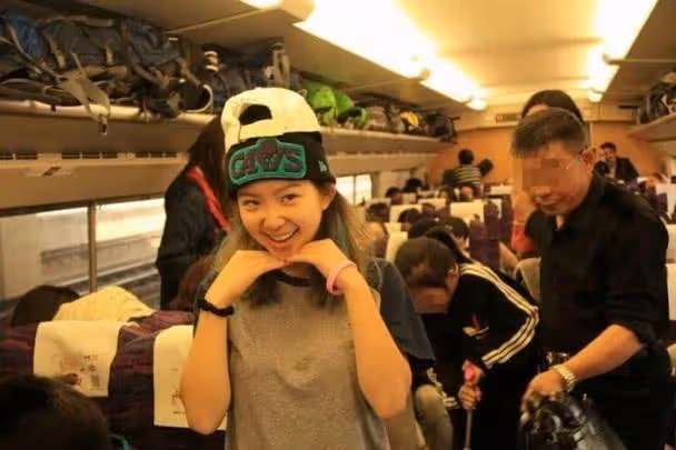 上有百億家產!林青霞女兒被拍到當服務生「端茶倒水沒架子」 不求名利靠自己「曝正臉清秀面容」