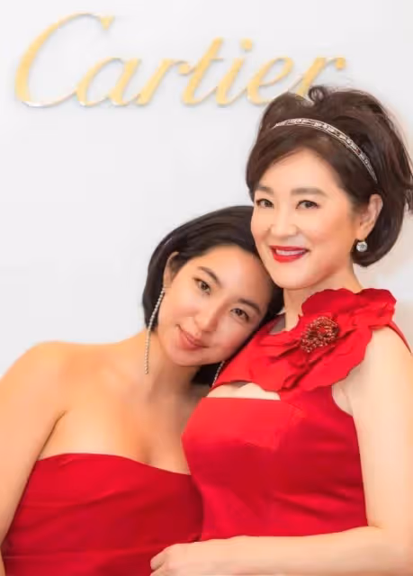 上有百億家產!林青霞女兒被拍到當服務生「端茶倒水沒架子」 不求名利靠自己「曝正臉清秀面容」