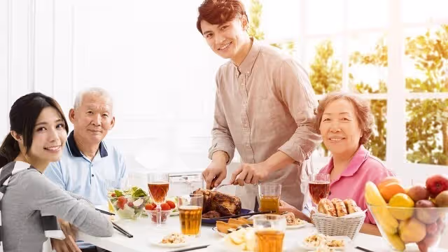 媽每月要8千養老費,我過節回老家探親,弟弟全家待業:8千不夠花