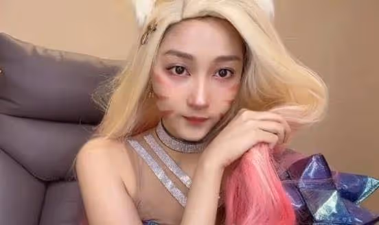 關曉彤化身阿狸長腿吸睛，馮提莫完美呈現薩勒芬妮，網友：神還原