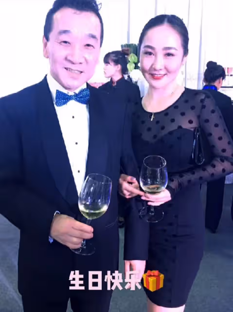 63歲劉亞津家庭照曝光，懷抱外孫笑開懷，演員女兒濃眉大眼顏值高