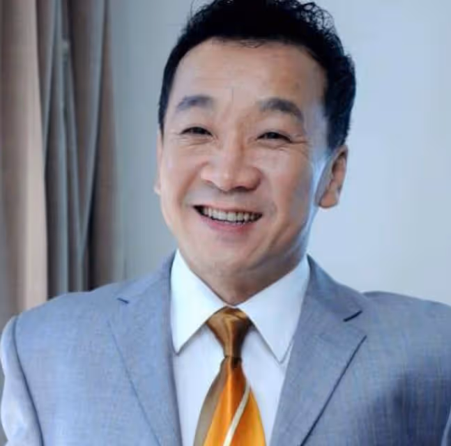 63歲劉亞津家庭照曝光，懷抱外孫笑開懷，演員女兒濃眉大眼顏值高