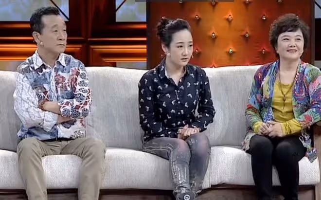 63歲劉亞津家庭照曝光，懷抱外孫笑開懷，演員女兒濃眉大眼顏值高