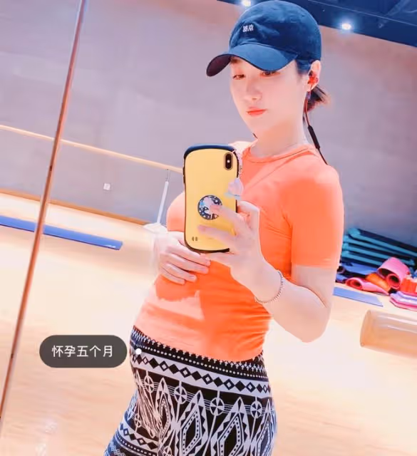 63歲劉亞津家庭照曝光，懷抱外孫笑開懷，演員女兒濃眉大眼顏值高