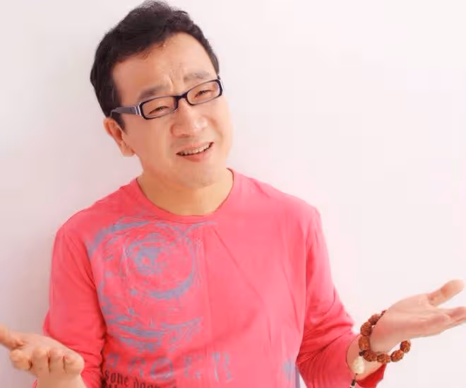 63歲劉亞津家庭照曝光，懷抱外孫笑開懷，演員女兒濃眉大眼顏值高