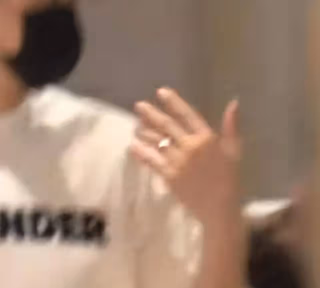 30歲孫楊被曝隱婚！無名指上戒指亮到發光，與張豆豆住豪宅疑同居