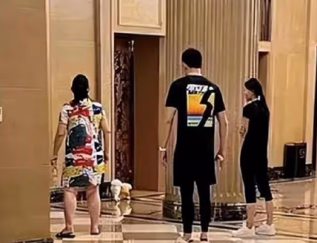 30歲孫楊被曝隱婚！無名指上戒指亮到發光，與張豆豆住豪宅疑同居