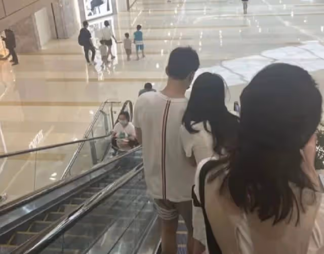 30歲孫楊被曝隱婚！無名指上戒指亮到發光，與張豆豆住豪宅疑同居