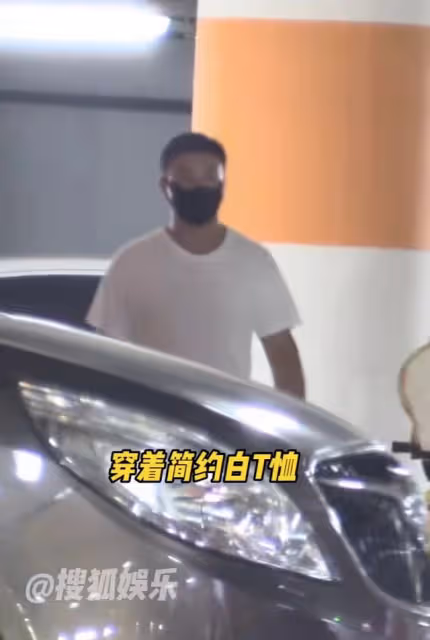 釋小龍一家三口罕同框！嬌妻秀身材凹凸有致，女兒左搖右擺學走路