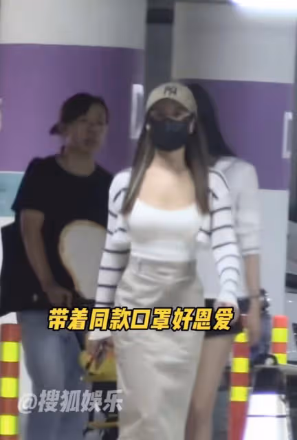 釋小龍一家三口罕同框！嬌妻秀身材凹凸有致，女兒左搖右擺學走路