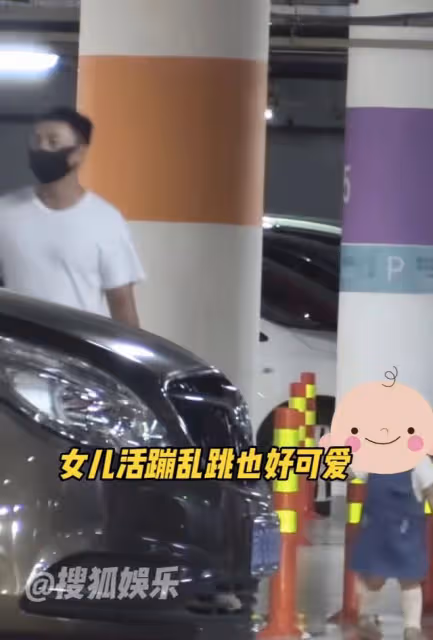 釋小龍一家三口罕同框！嬌妻秀身材凹凸有致，女兒左搖右擺學走路