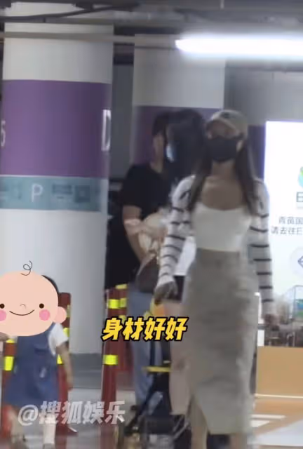 釋小龍一家三口罕同框！嬌妻秀身材凹凸有致，女兒左搖右擺學走路