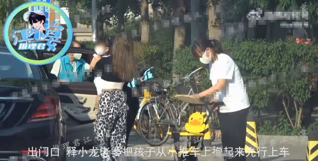 釋小龍一家三口罕同框！嬌妻秀身材凹凸有致，女兒左搖右擺學走路