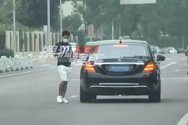 釋小龍一家三口罕同框！嬌妻秀身材凹凸有致，女兒左搖右擺學走路