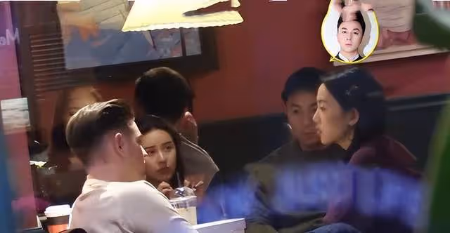 釋小龍一家三口罕同框！嬌妻秀身材凹凸有致，女兒左搖右擺學走路