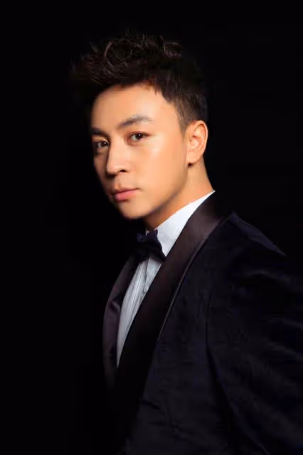釋小龍一家三口罕同框！嬌妻秀身材凹凸有致，女兒左搖右擺學走路