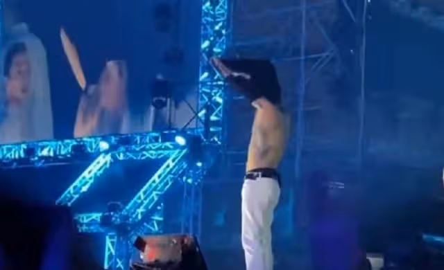 知名韓星舞台上被丟內衣!撿起滿身掛場面辣眼,還轉送隊友惹爭議