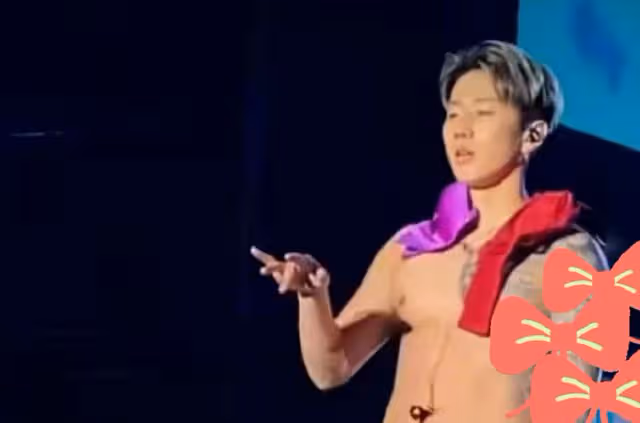 知名韓星舞台上被丟內衣!撿起滿身掛場面辣眼,還轉送隊友惹爭議