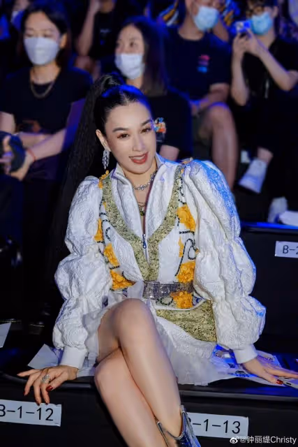 鍾麗緹跑小縣城商演照片曝光　網嘆：女神從神壇掉落