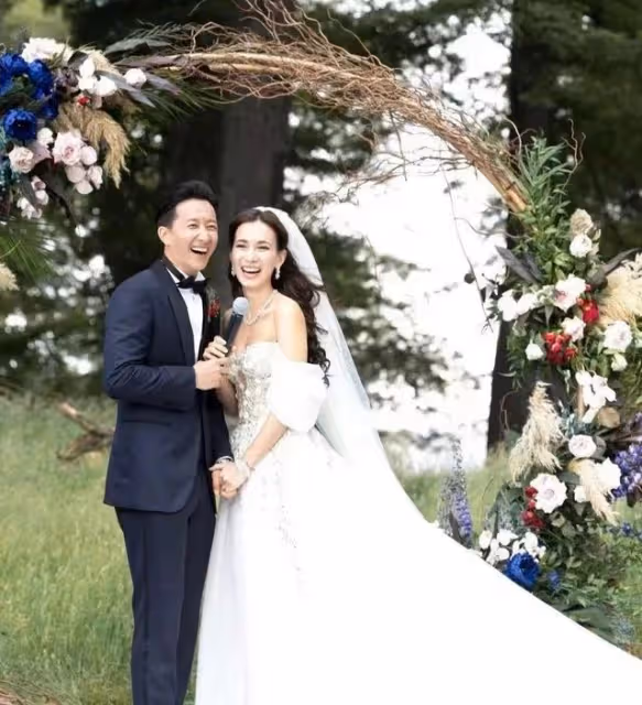 盧靖姍曬哺乳照慶出月子，意外曝光奢華月子會所，月花26萬太豪橫