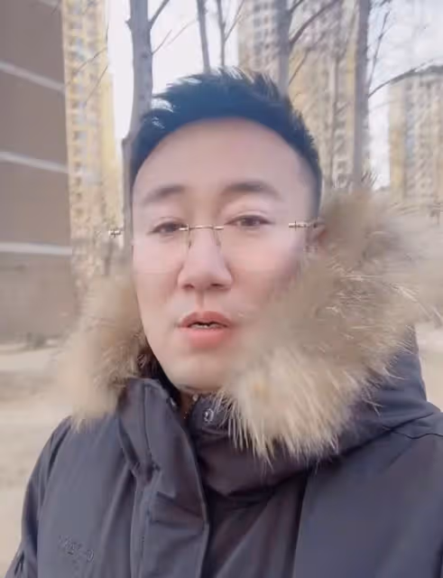 李菁菁離婚三次疑有新歡,男方在其家又比她年輕,稱呼親昵引爭議