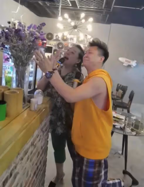 李菁菁離婚三次疑有新歡,男方在其家又比她年輕,稱呼親昵引爭議