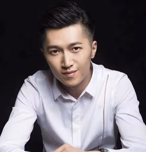李菁菁離婚三次疑有新歡,男方在其家又比她年輕,稱呼親昵引爭議