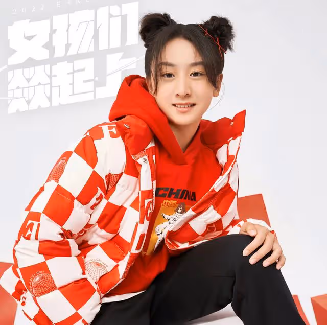 14歲森碟運動大片曝光,扎高馬尾元氣滿滿,露大長腿肉臉酷似爸爸