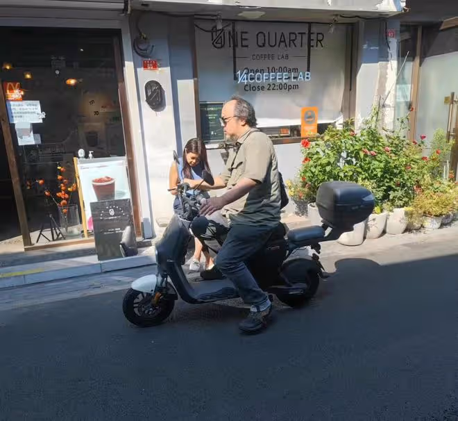 52歲竇唯生活顯落魄!穿50元上衣模樣邋遢,騎小電驢逛街難以認出