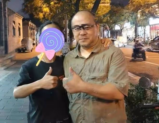 52歲竇唯生活顯落魄!穿50元上衣模樣邋遢,騎小電驢逛街難以認出