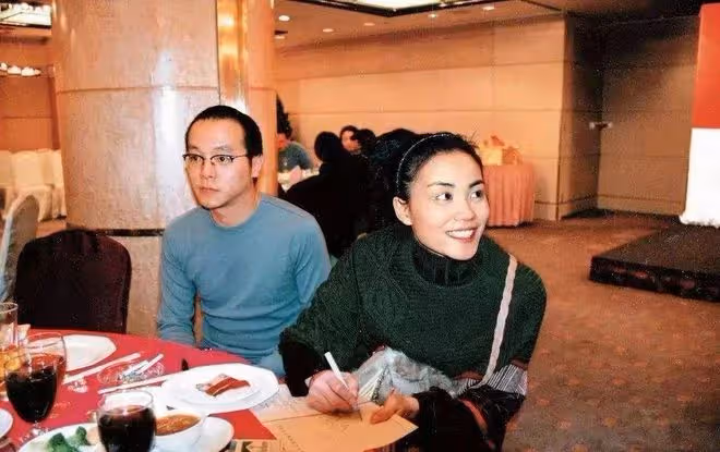 52歲竇唯生活顯落魄！穿50元上衣模樣邋遢，騎小電驢逛街難以認出