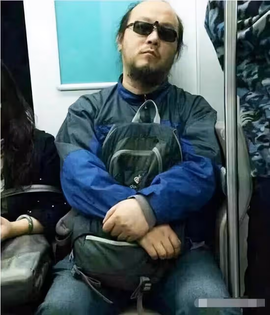52歲竇唯生活顯落魄！穿50元上衣模樣邋遢，騎小電驢逛街難以認出