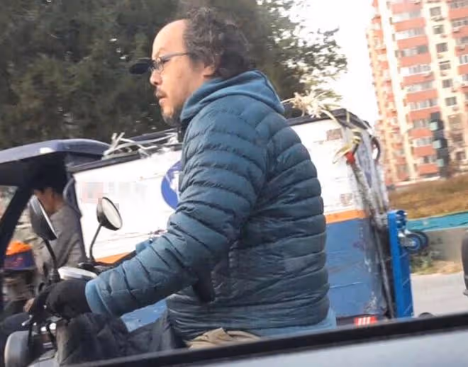 52歲竇唯生活顯落魄！穿50元上衣模樣邋遢，騎小電驢逛街難以認出