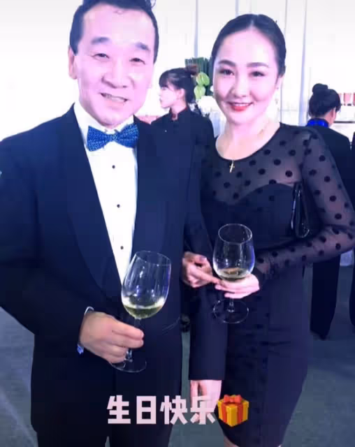 老戲骨劉亞津慶63歲生,祖孫三代同框笑容滿面,長相宛如複製粘貼