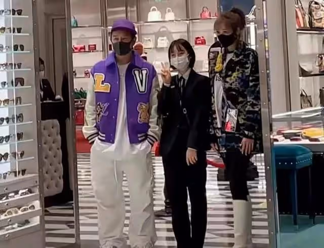 知名港星高調現身某奢侈品店!穿6萬元外套,不久前被曝婚變