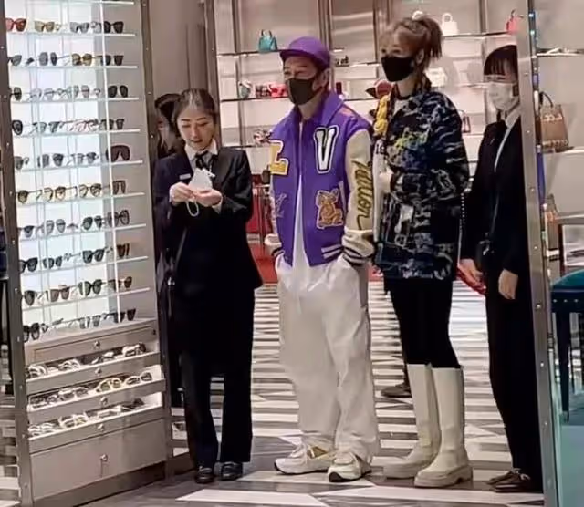 知名港星高調現身某奢侈品店!穿6萬元外套,不久前被曝婚變
