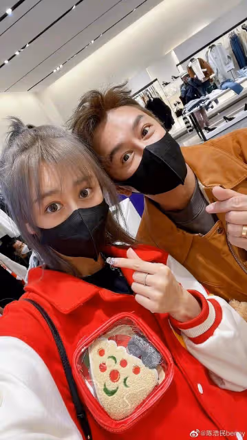 知名港星高調現身某奢侈品店!穿6萬元外套,不久前被曝婚變