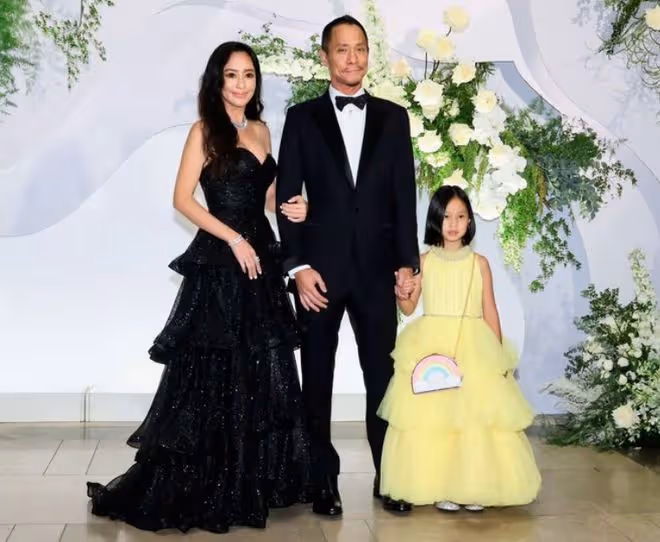 36歲女星抗癌成功嫁富豪，戴百萬鑽戒擺50桌，婚禮大咖雲集太熱鬧
