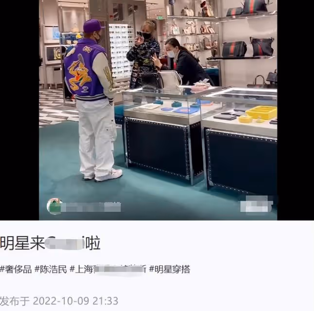 陳浩民陪妻子逛奢侈品店,徹底打破離婚傳聞,身上一件外套6萬元