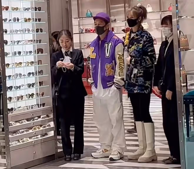 陳浩民陪妻子逛奢侈品店,徹底打破離婚傳聞,身上一件外套6萬元