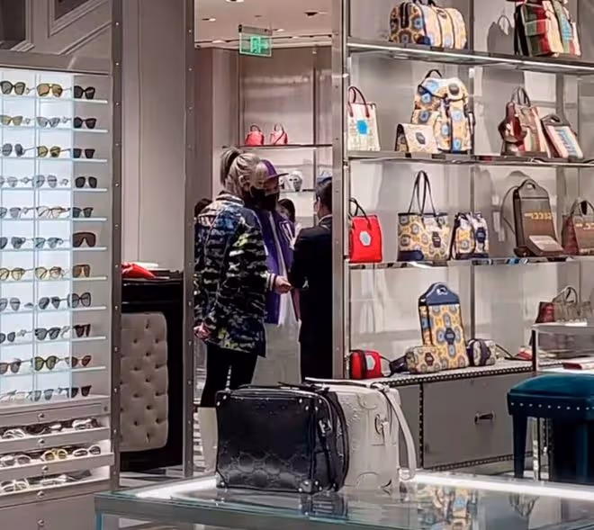 陳浩民陪妻子逛奢侈品店,徹底打破離婚傳聞,身上一件外套6萬元