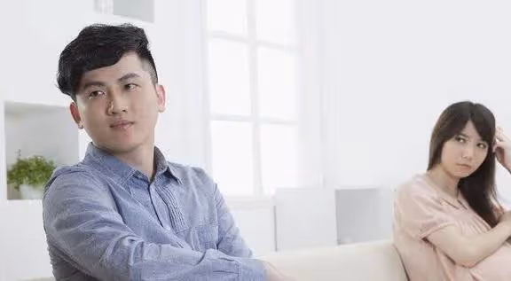 懷孕三個月老公逼我拿掉孩子,偷聽到他給婆婆打電話,我泣不成聲