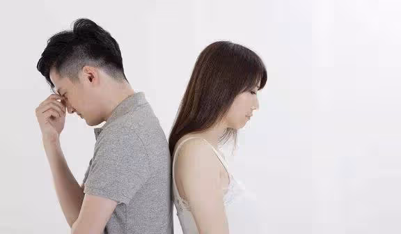 懷孕三個月老公逼我拿掉孩子,偷聽到他給婆婆打電話,我泣不成聲